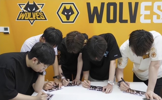 Zeus 反击， Delight 的终极技能改变了命运！ Zeus 奥拉夫斩杀 Hanwha Life Esports 击败 T1