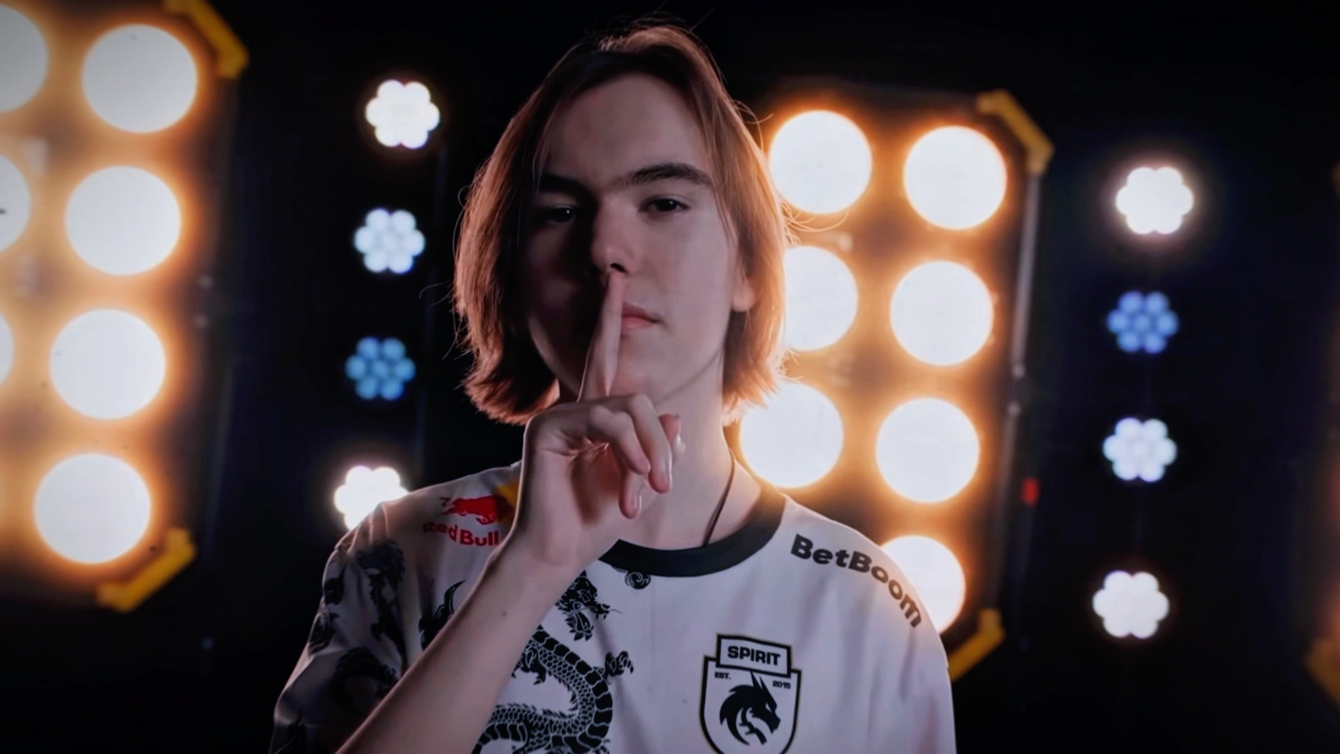 WBG世界赛出征照：逐光而行，此志唯赢！