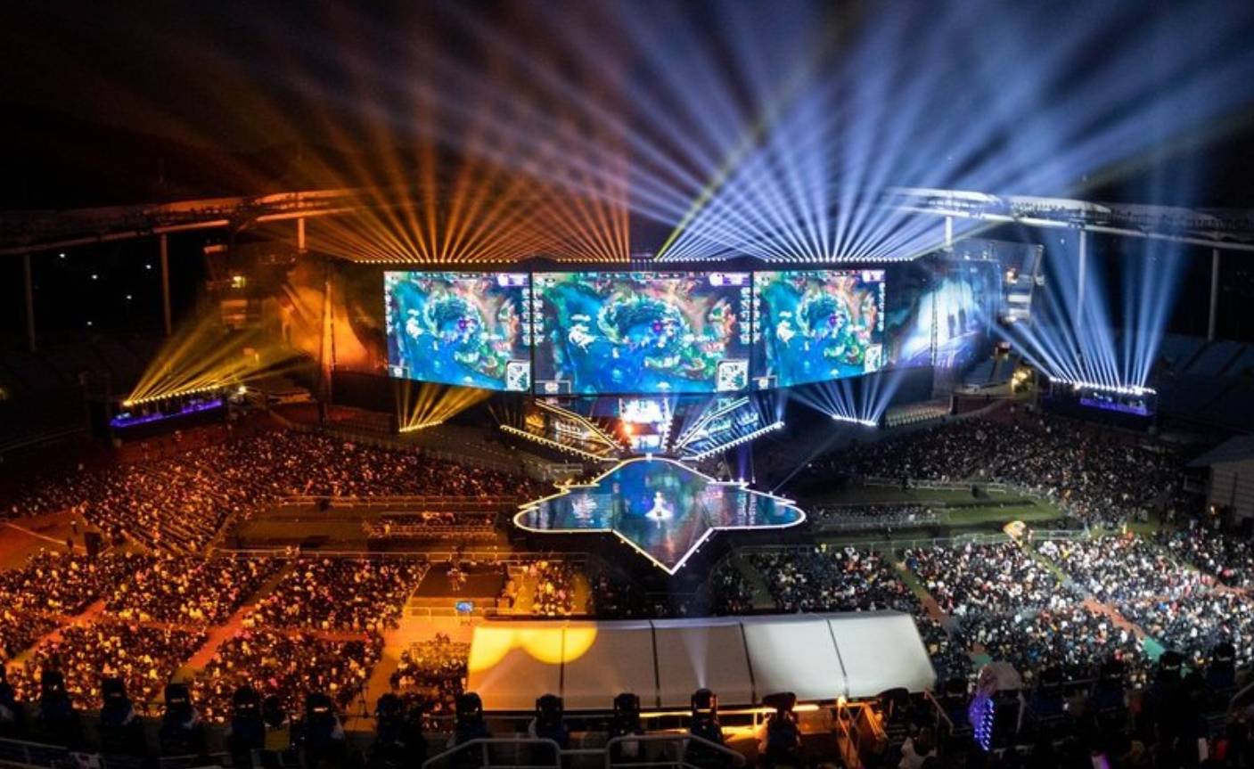 英雄联盟比赛：LPL战队WE正在估清上单？