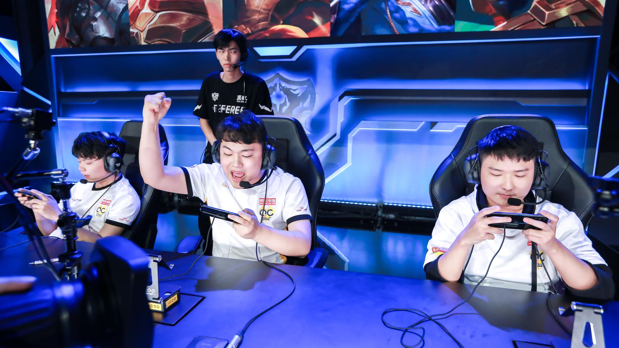 LPL要开启抢人大战，两家豪门都盯上了他？