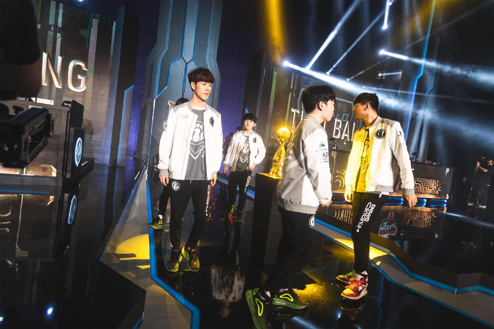 GALA 状态！Giggs 投中三分球， Meiko 带领团队冲向 Invictus Gaming 首先获得比赛点